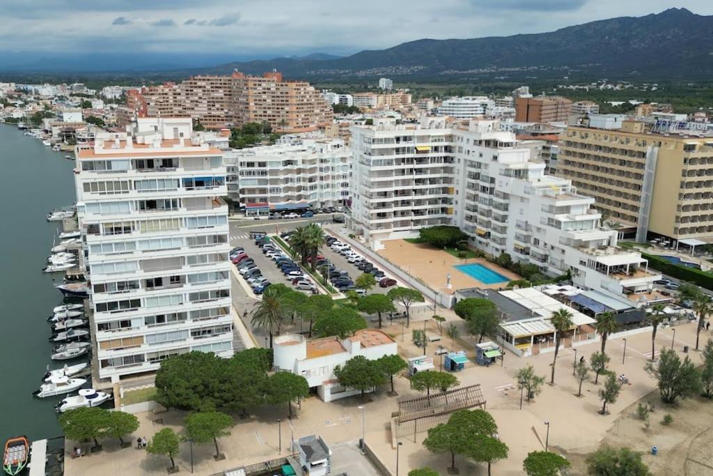 Spacieux Appartement Rose Front Mer Et Piscine Roses Buitenkant foto